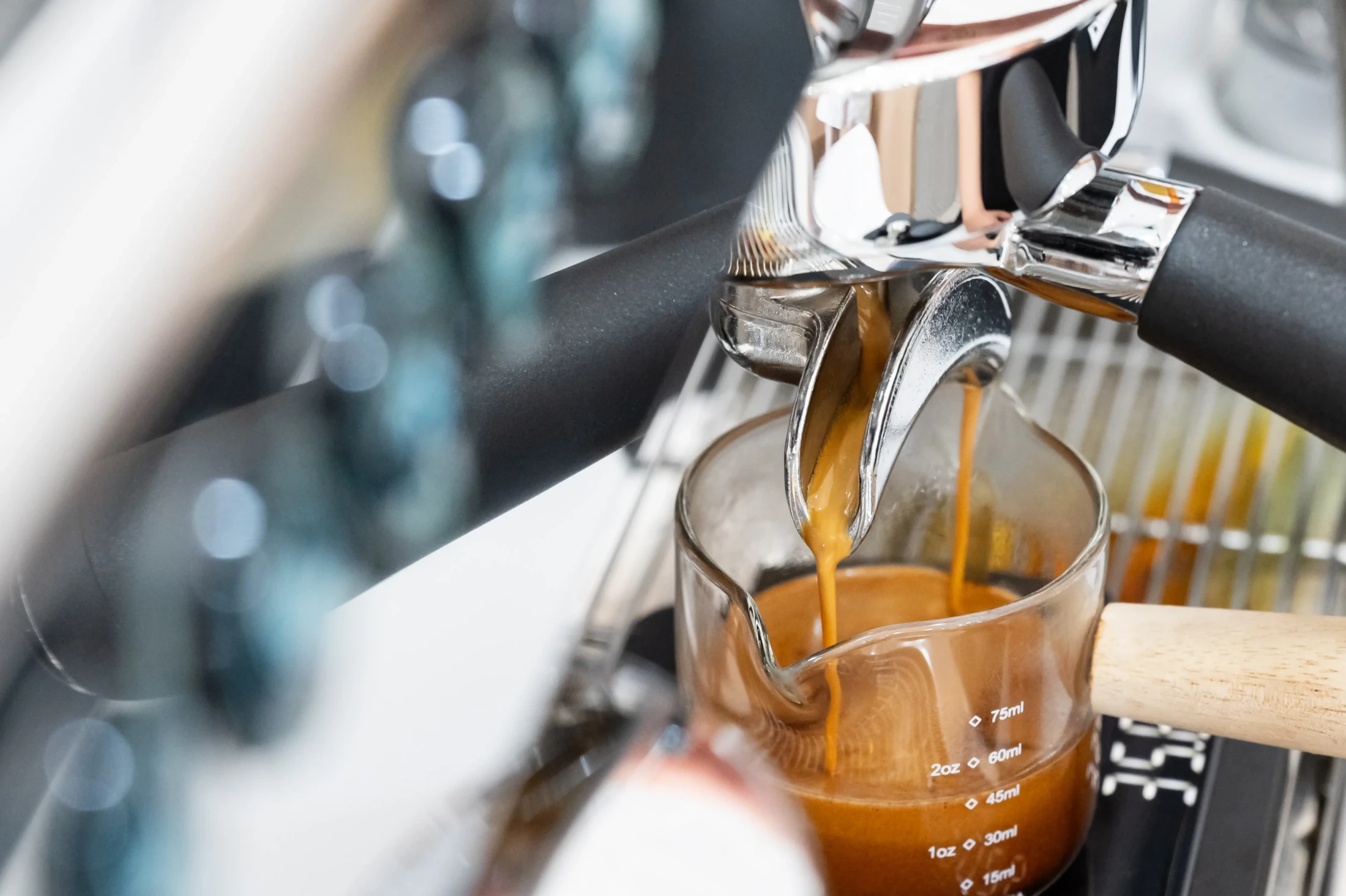 Caffè espresso che viene preparato con una macchina da caffè professionale.