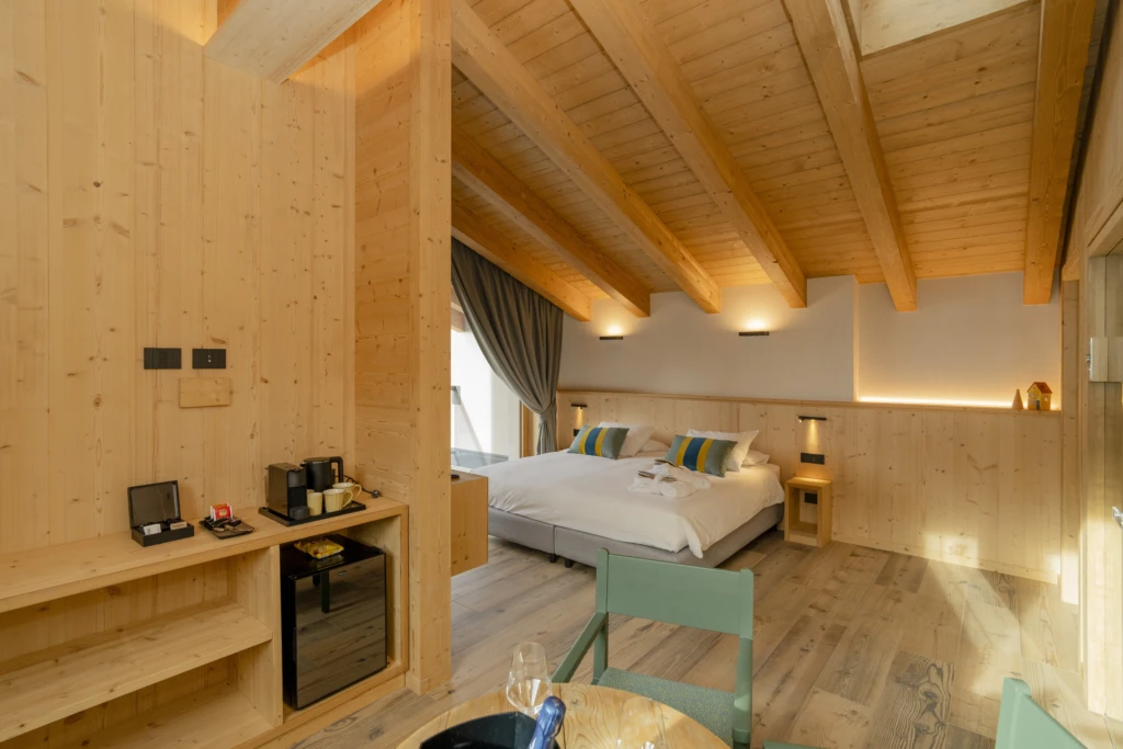 Camera da letto moderna con arredamento in legno e illuminazione soffusa.